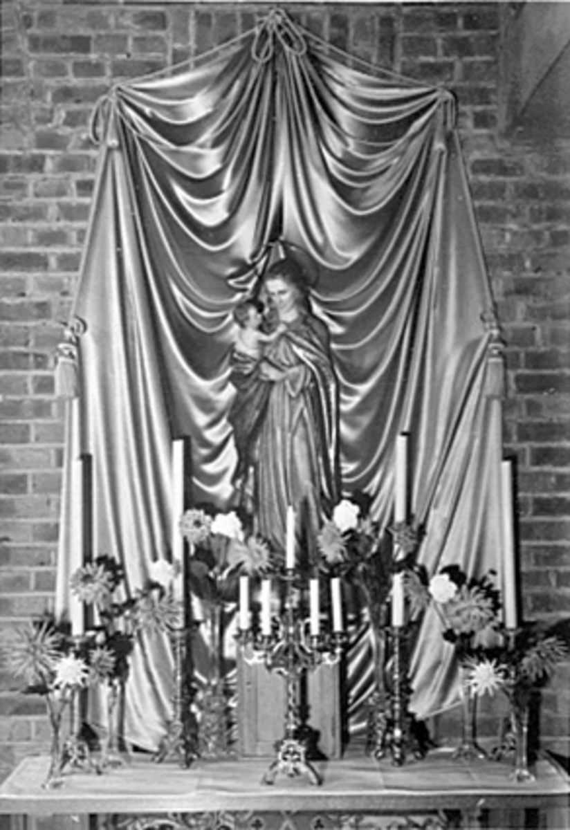 Anno Domkirkeodden, INTERIØR MARIA-ALTERET I ST. TORFINNS KIRKE 15. 8. 1948. FESTEN TIL MINNE OM MARIAS OPPTAKING I HIMMELEN. Postkort, Katolske kirke.