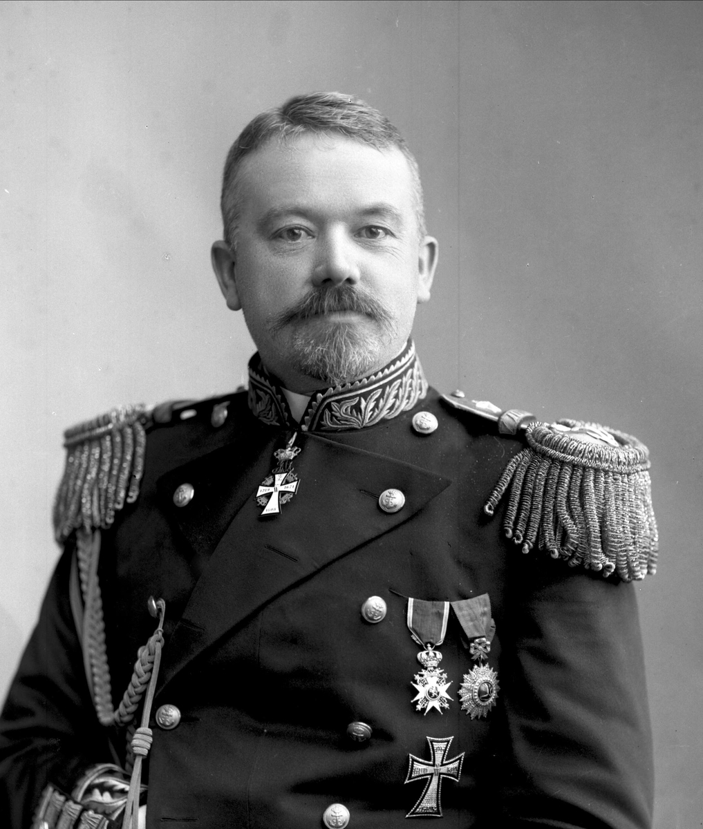Gustav Borgen, Portrett, admiral Børresen i uniform.