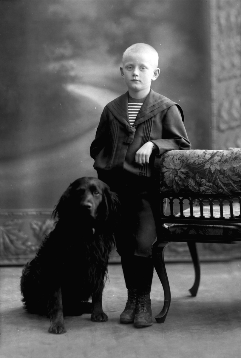 Gustav Borgen, Gruppeportrett, gutt i matrosdress med fuglehund. Såpefabrikant Sæthers sønn.