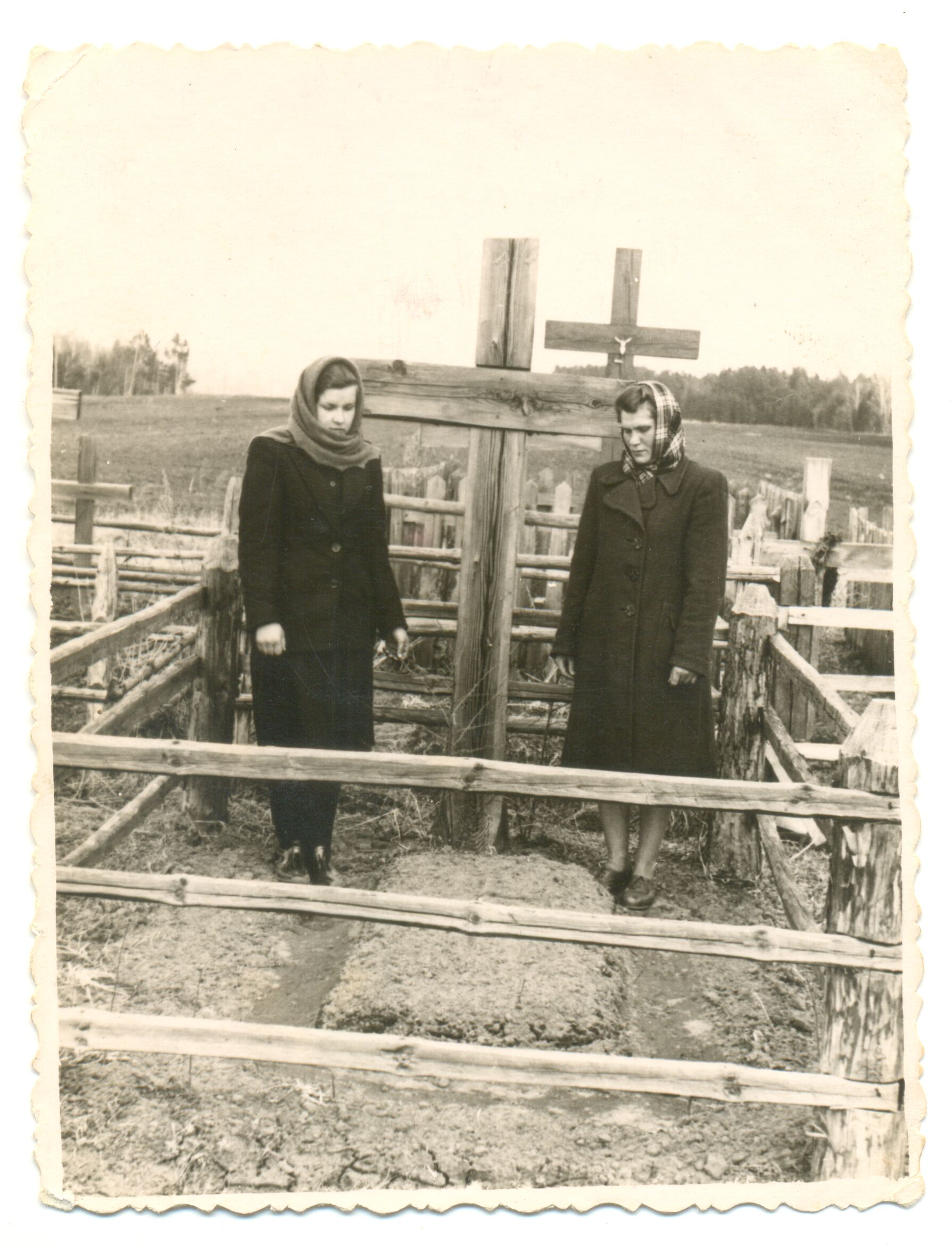 Nežinomas fotografas, Tremtinės Valerija Pikturnaitė ir Genutė Lenzbergytė lietuvių kapinėse. Nižneudinsko rajonas, Irkutsko sritis, Rusija. 1954 m.