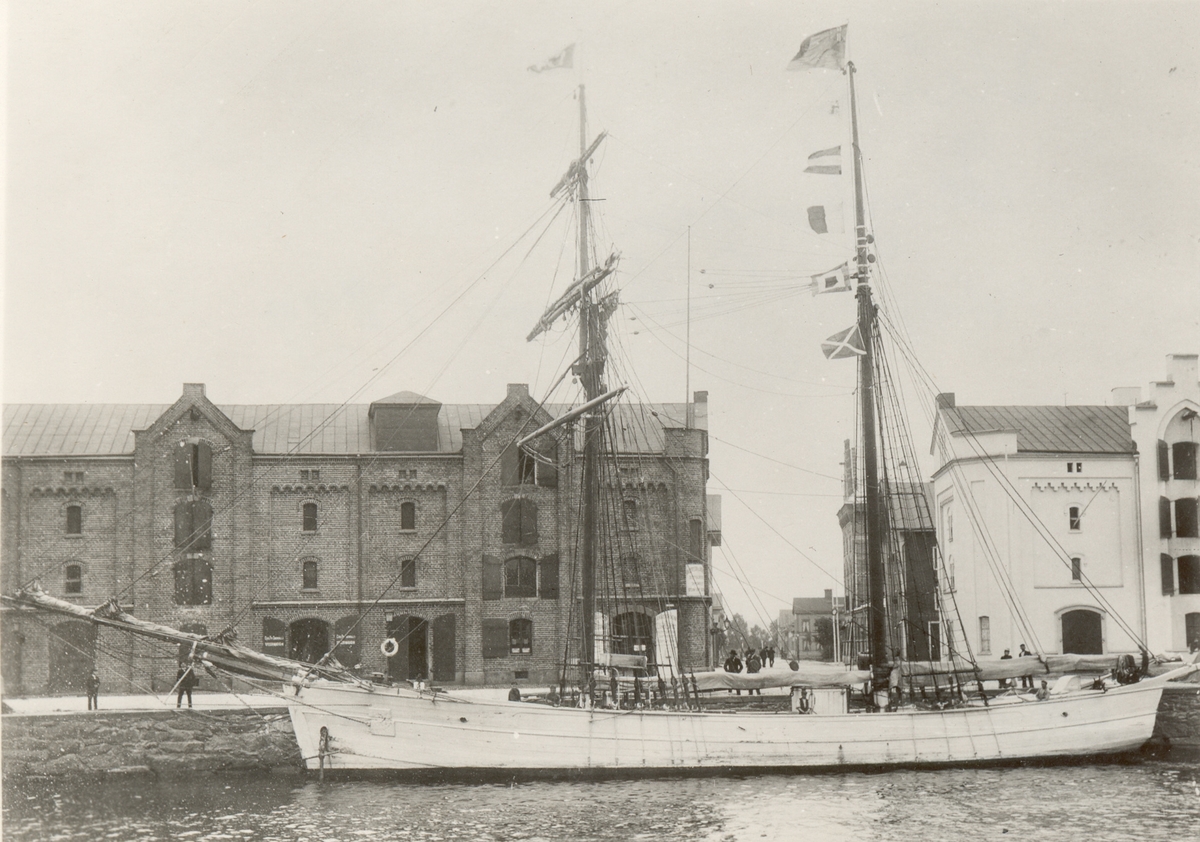 Okänd fotograf,, Skonerten Eline. Hemma i Bergkvara kring 1900. Ej i skeppslistan 1895 eller 1910. Kapten Gustafsson. Original Kalmar Sjöfartsförening nummer 444.