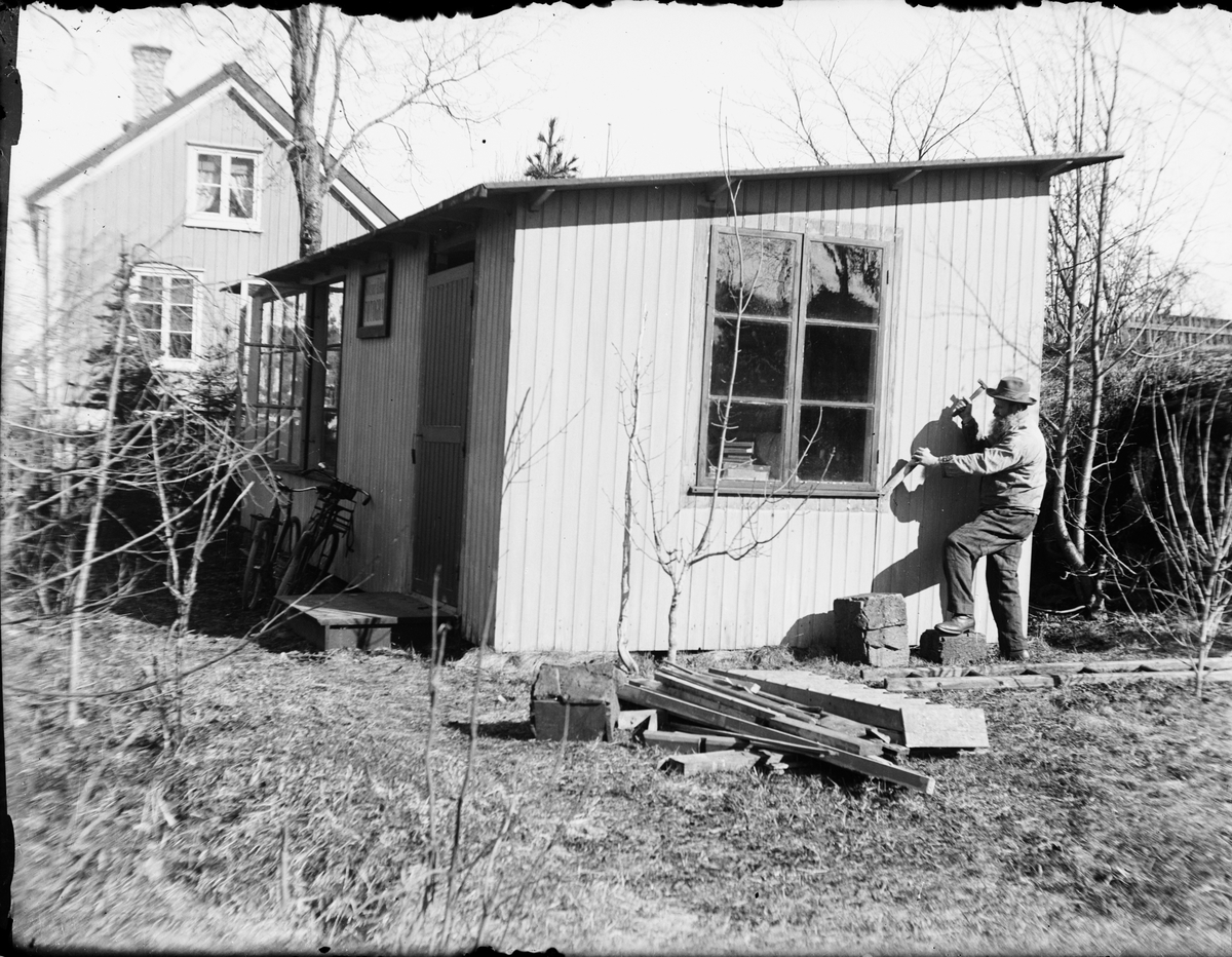 Skötsner-Edhlund, Per Elis Edhlund snickrar på ateljébyggnaden, Östhammar, Uppland