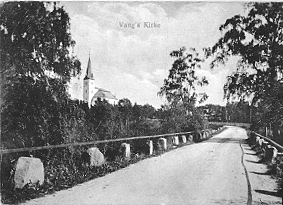 Anno Domkirkeodden, VANGSVEGEN MED STABBESTEINER, RIKSVEG 50, VANG KIRKE I BAKGRUNNEN, RIDABU