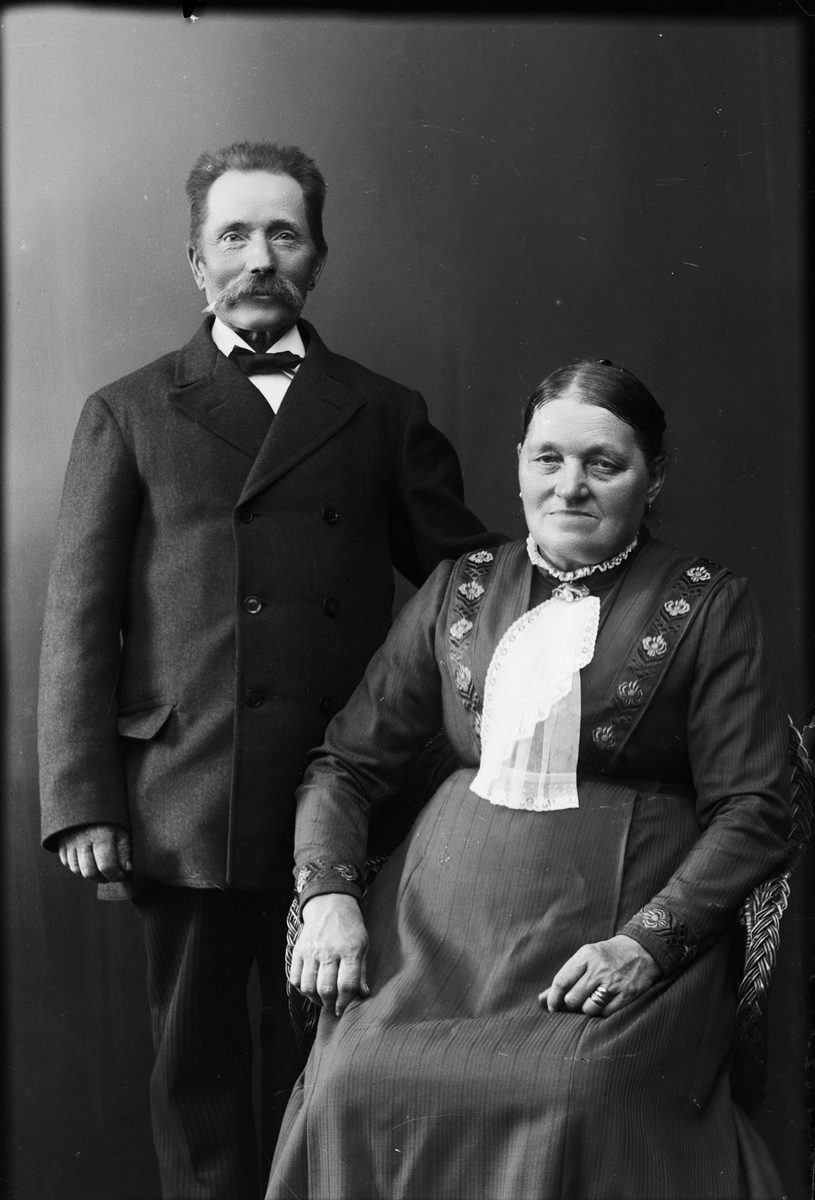 Skötsner-Edhlund, Ateljéporträtt - kvinna och man, Östhammar, Uppland