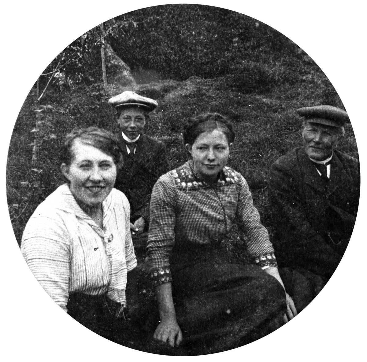 Anno Domkirkeodden, 4 personer på Nedre Maurud, Helgøya. Fra venstre er Lovise Maurud f.1893, Ottar Maurud f.1899, Karen Sofie Maurud f.1895, Kristian Andersen Bratberg 1860-1932