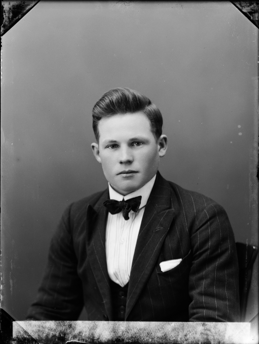 Skötsner-Edhlund, Ateljé Portrait - Edvin Wiktor Bäckman from Stummelbo, Valö socken, Uppland 1927