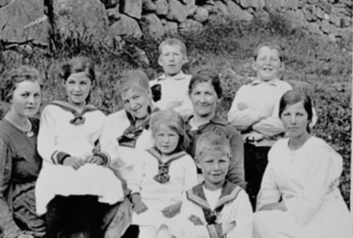 Anno Domkirkeodden, GRUPPE 9, 17. MAI, FAMILIEN HOLDEN, MOR: KAREN HOLDEN OG 8 BARN