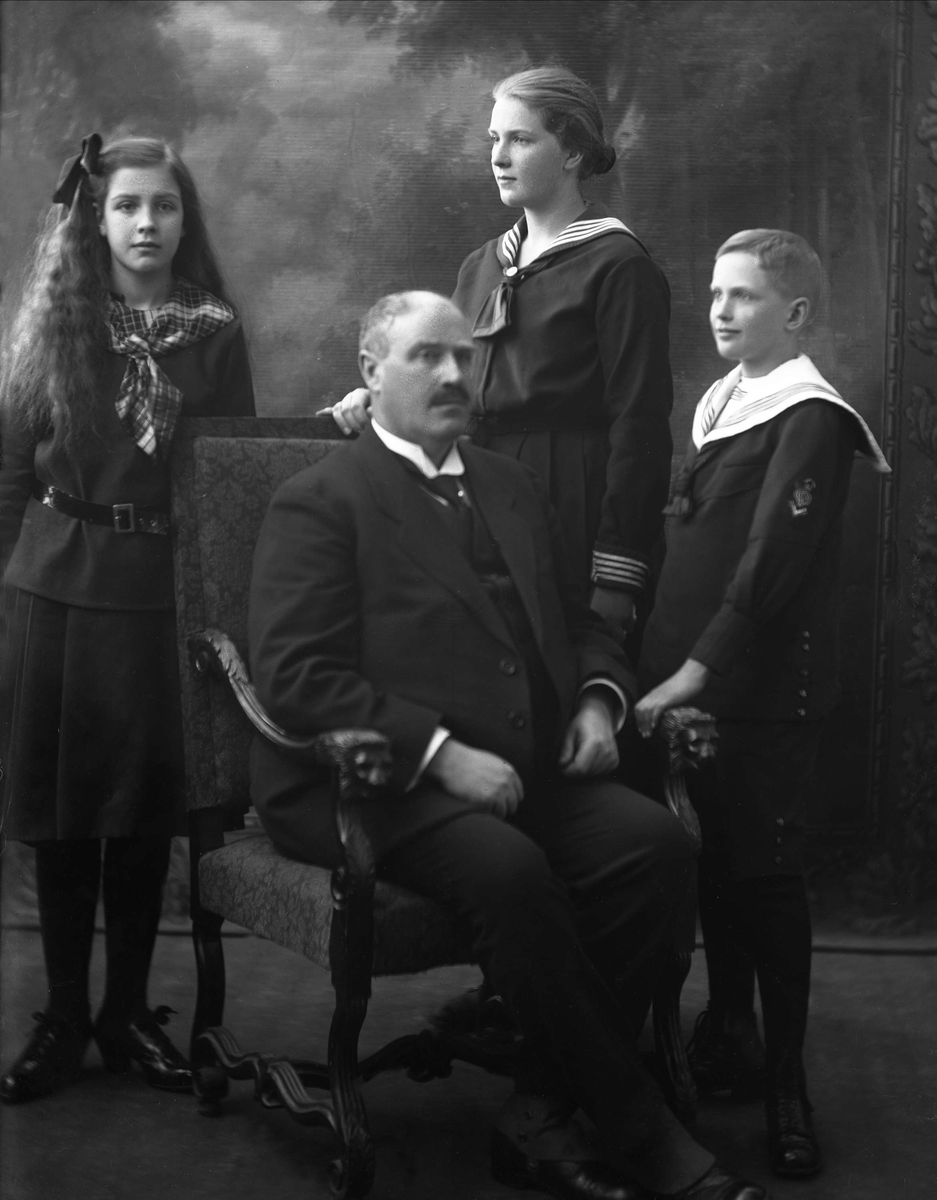Gustav Borgen, Gruppeportrett, far med tre barn i matrosdrakt. Godseier Einar Lie.