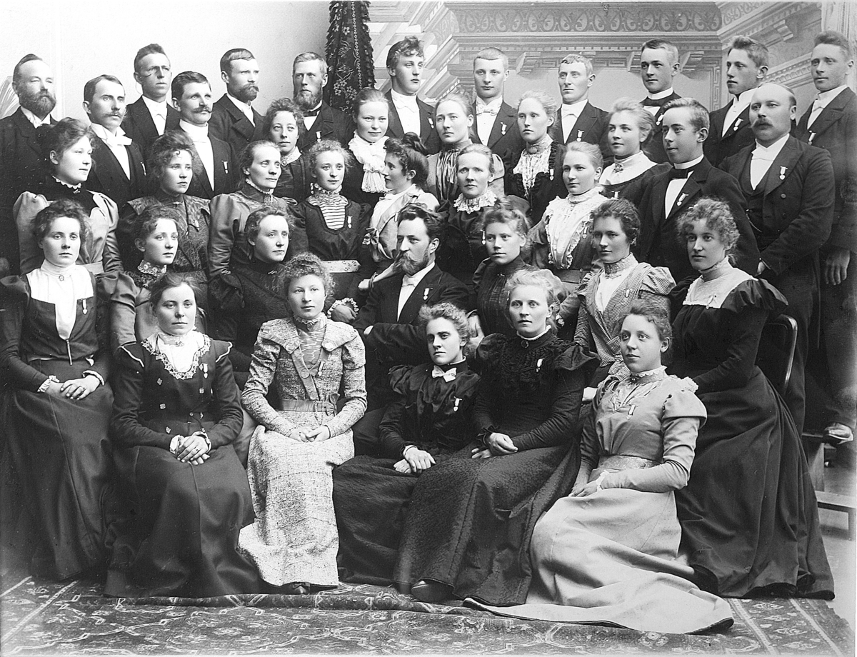 Anno Domkirkeodden, Vang Sangforening, blandet sangkor, gruppe 37 sangere. 1. rekke f.v. Marthe Opsahl, Anna Paulsen, ukjent, Pauline Holen, Helga Helseth Karseth. 2..rekke f.v. Eline Gran, Anna Frogner, Inger Helstad, Kirkesanger Fremstad, Thina Knutsen(solosang), Martha Bjørtomten, Mina Ø. Skraastad. 3.rekke f.v. Ol…
