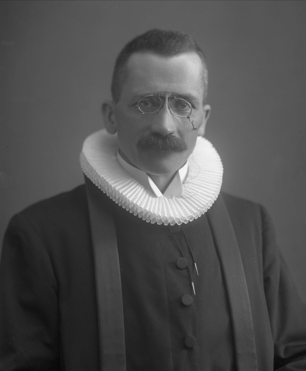 Gustav Borgen, Portrett, mann i prestekjole og krage.