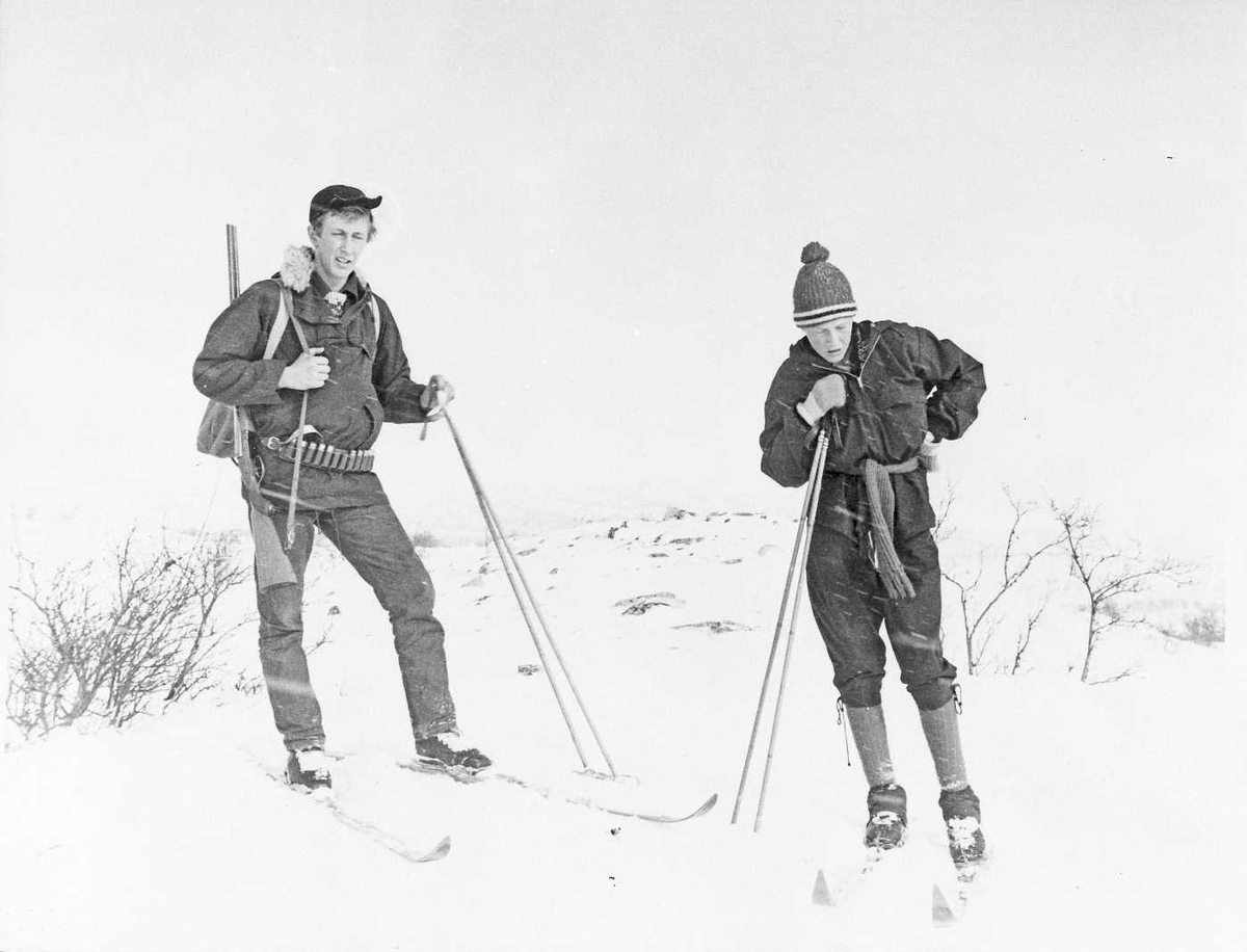 Rachel Haarseth, Person, klær, gevær, ski og skistaver, naturforhold.