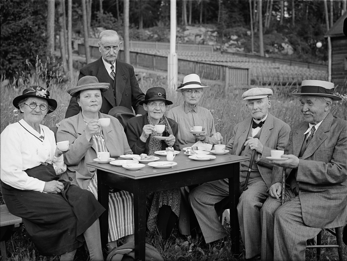 Paul Sandberg, Åldringar samlade runt kaffebord, sannolikt Uppsala, 1944