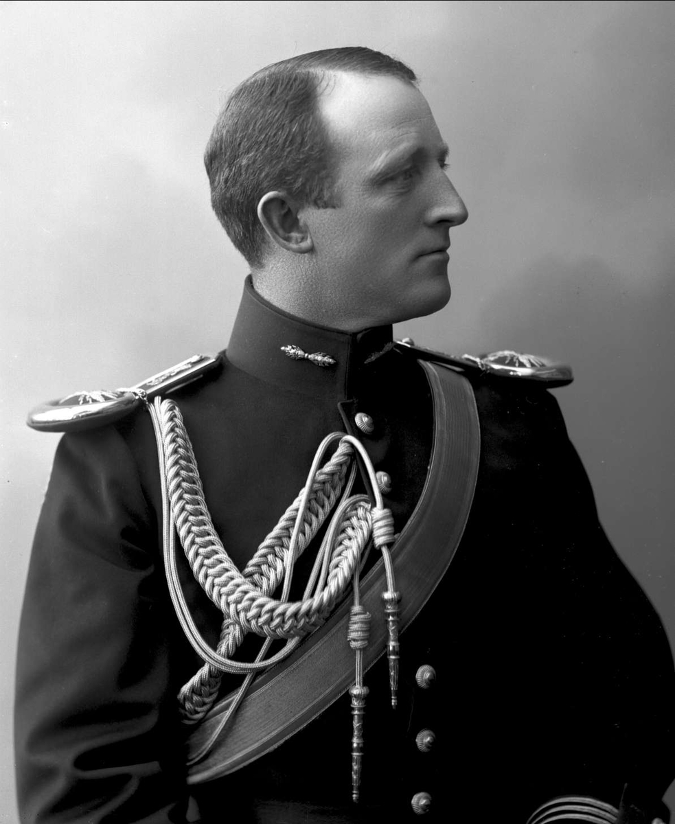 Gustav Borgen, Portrett, Johan Tidemann Sverre, (1867-) i uniform som kaptein ved artilleriet som reglementert fra 1894 til 1910.