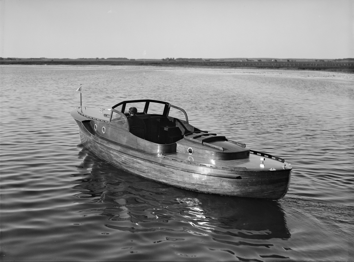 Paul Sandberg, Motorbåt, sannolikt på Ekoln, Uppland, 1934