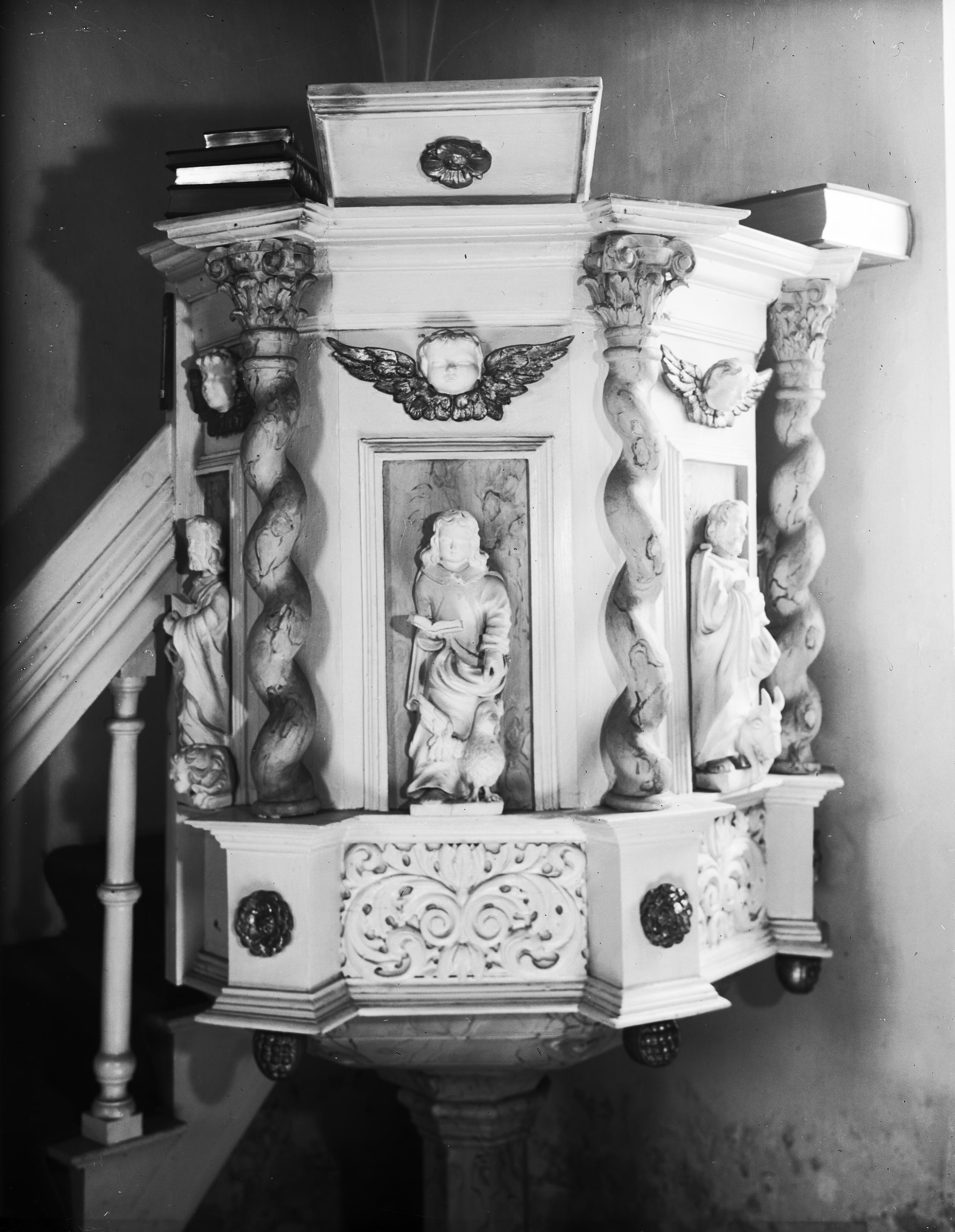 Olle Hellström, Hångsdala kyrka