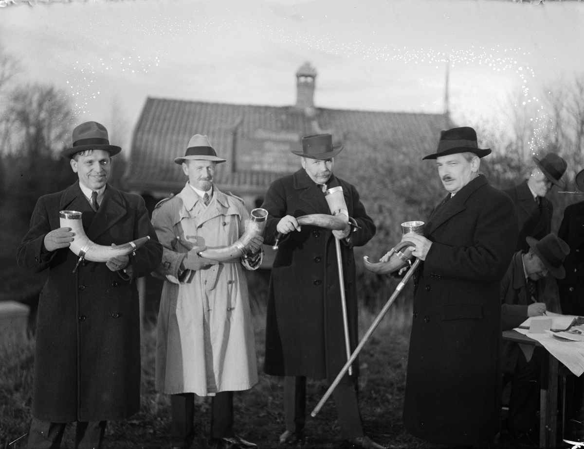 Paul Sandberg, "Folklivskännare från fyra länder samlade i Upsala" - Gustaf Adolf Akademien på utflykt till Gamla Uppsala 1933. Arkivarien G Knudsen samt professorerna Ragnvald Iversen, Otto Anderrson och Sune Lindqvist dricker mjöd vid Odinsborg