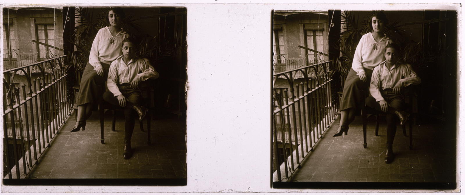 Desconegut, [Boy and girl on a balcony]
