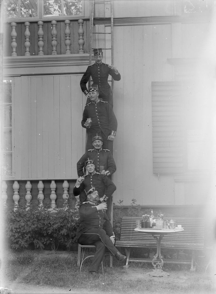 Henri Osti's Fotografiateliér, The officers Stiernstedt, Ekstedt, Sylvander, Bille and Unknown at Eklundshov, Uppsala 1901