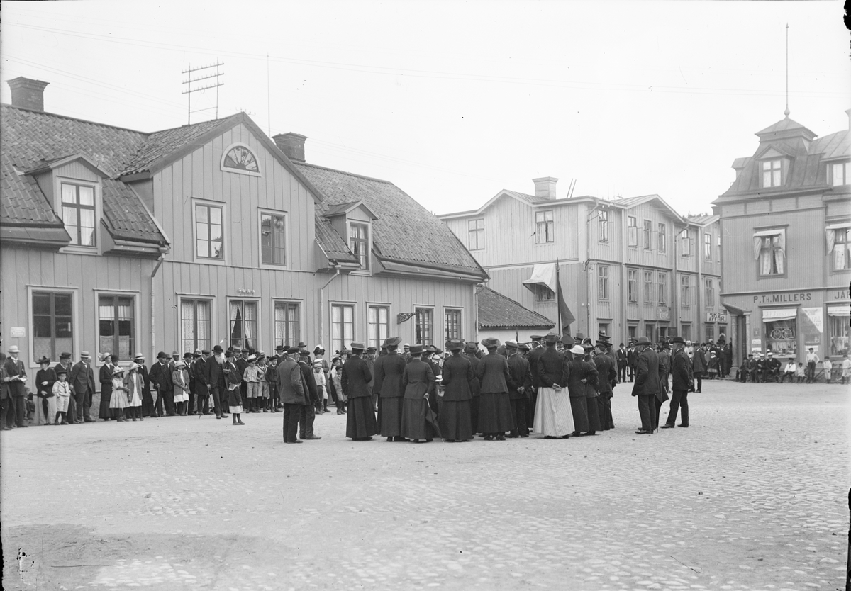 Skötsner-Edhlund, "Frälsningsarmén håller möte på Östhammars torg", Östhammar, Uppland