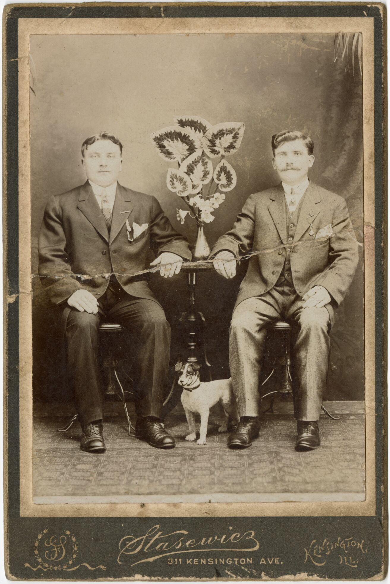 Stasevičiaus fotostudija, Du vyrai, sėdintys prie stalo