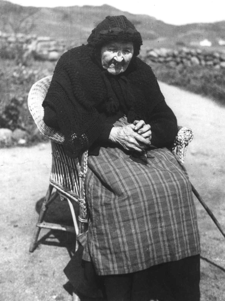 Anna Grostøl, Portrett av en eldre kvinne som sitter ute i en kurvstol. Lista 1930 eller 1940-årene.