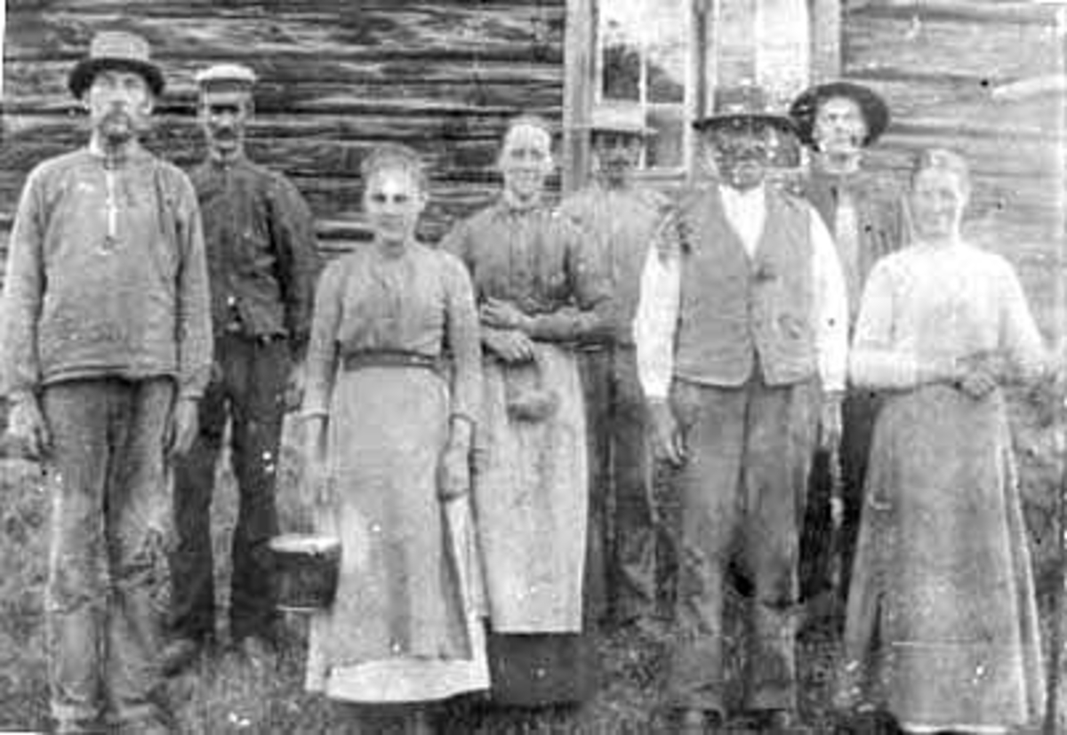 Anno Domkirkeodden, HØYONN, SLÅTTONN, GRUPPE: 8, SLÅTTONNFOLK, OPSAHLENGEN, VALLSET, FRA VENSTRE: UKJENT, OLAUS VESTLI, ANNA RANDI JOHNSRUD FØDT: OPSAHL, LARS MANGERUD, OTTIN MANGERUD, ANDREAS BERNTSEN, OLINE MANGERUD FØDT: OPSAHL,