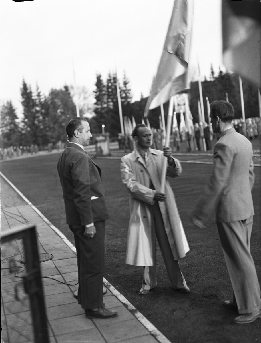 Paul Sandberg, Uppsala Arbetarekommuns ordförande Einar Eriksson tog emot Svenska flaggan av borgmästare Bertil Hagström under nationaldagsfirandet på Studenternas Idrottsplats