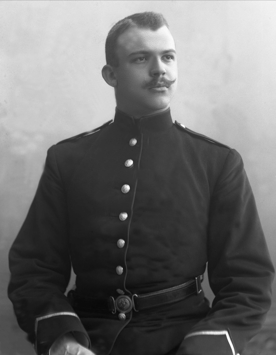 Gustav Borgen, Portrett, mann i kadettuniform.