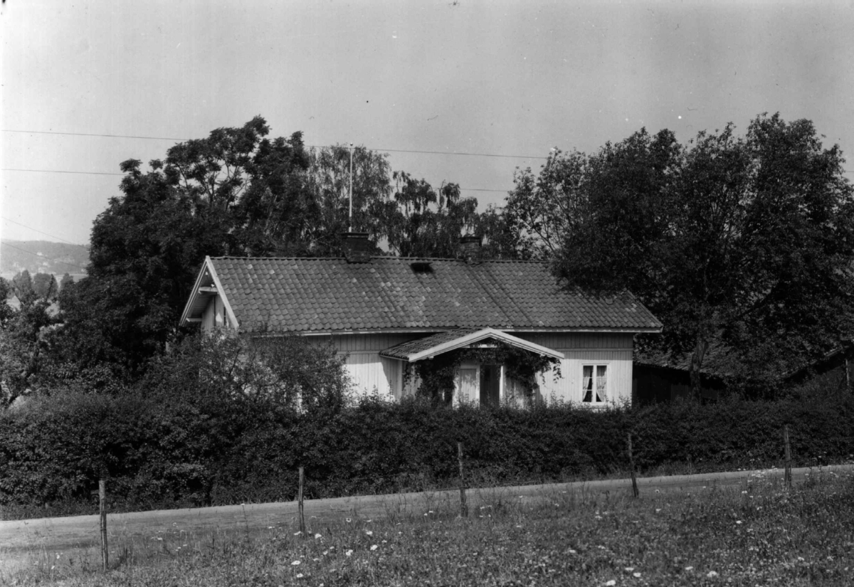 Anders Beer Wilse, Gran gård, Oslo, Østre Aker. Våningshuset og hagen bak hekk.