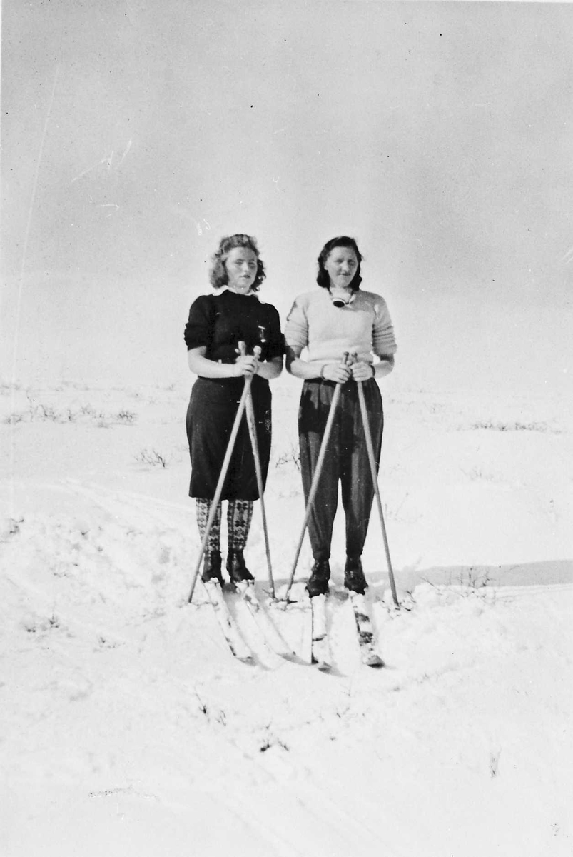 Rachel Haarseth, Personer, klær, ski og skistaver.