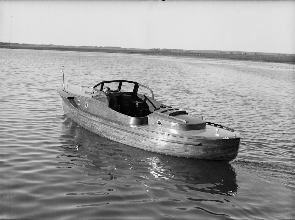 Paul Sandberg, Motorbåt, sannolikt på Ekoln, Uppland, 1934