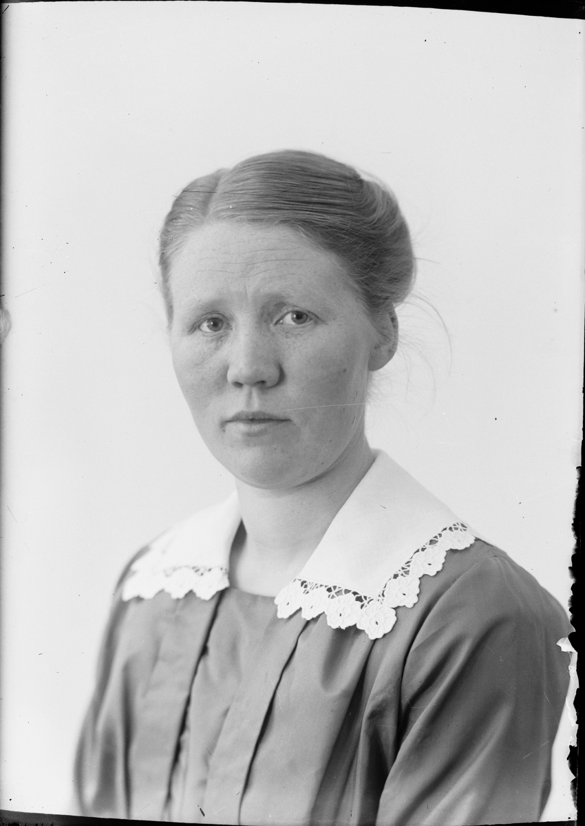 Skötsner-Edhlund, Ateljéporträtt - Ruth Skötsner, Östhammar, Uppland