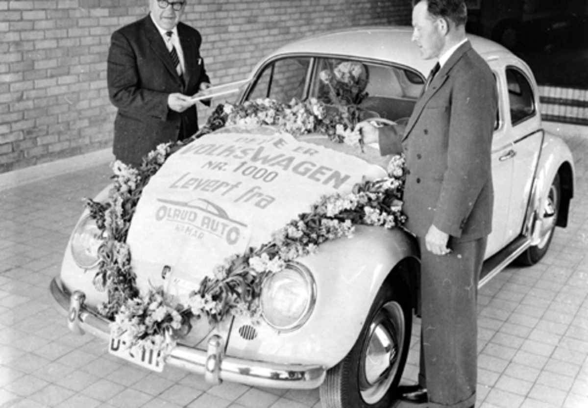 Anno Domkirkeodden, OLRUD AUTO. VOLKSWAGEN "BOBLE" NR. . 1000 LEVERT FRA OLRUD AUTO. IVAR OLRUD OVERLEVERER BILEN TIL KUNDE.