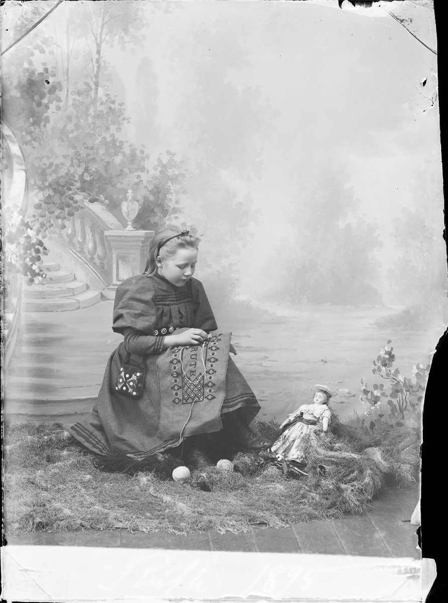 Skötsner-Edhlund, Ateljéporträtt - Ruth Skötsner sitter och syr, Östhammar, Uppland 1895
