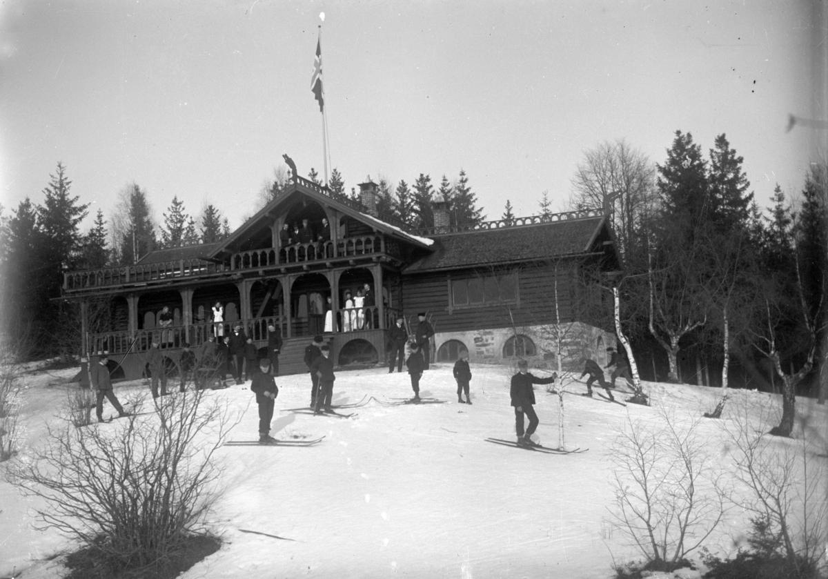 Johannes Larsen Alhaug, Skistua på Alhaug, Hamar. Gruppe på ski utenfor.