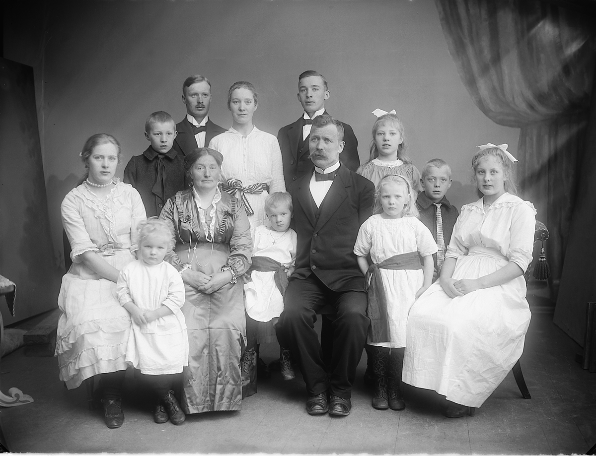 Martin Finborud, Gruppe 13. Kirkesanger Stokkes familie. Nes i Ringsaker.