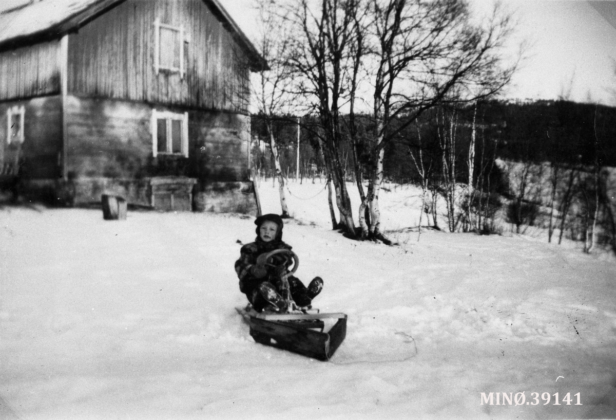 Ukjent, Rattkjelke med snøplog. Hans Einar Thompson på kjelken.