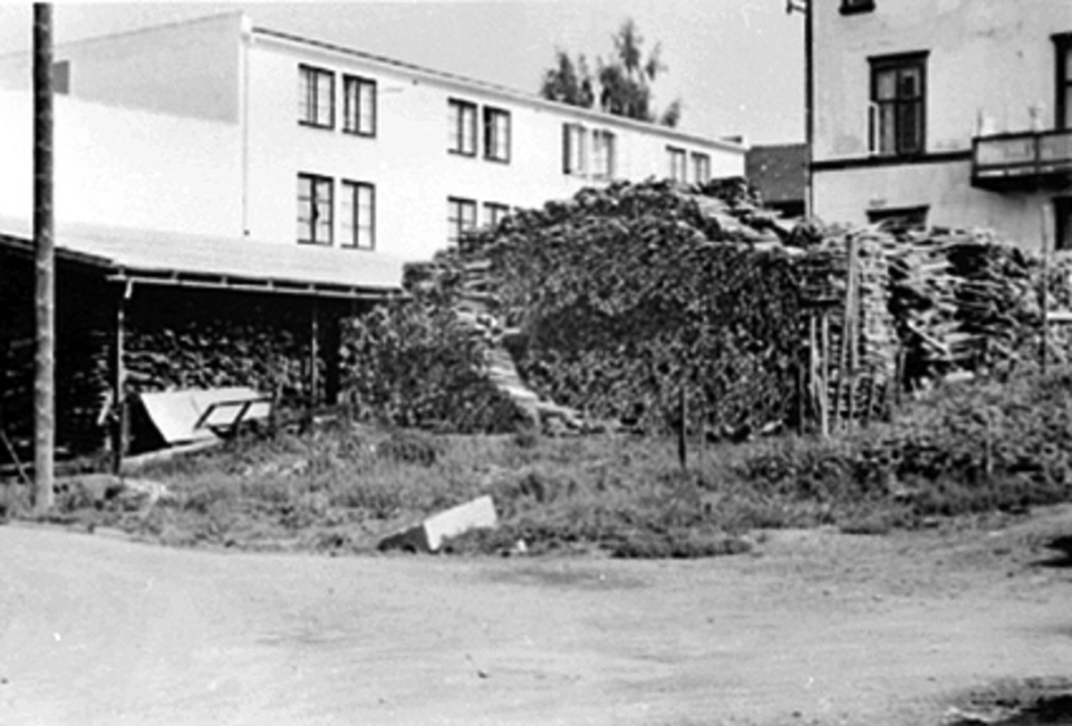 Anno Domkirkeodden, VED-LAGER PÅ FABRIKKOMRÅDET UNDER KRIGEN, IDEAL FLATBRØD A/S, VANGSVEGEN 51.