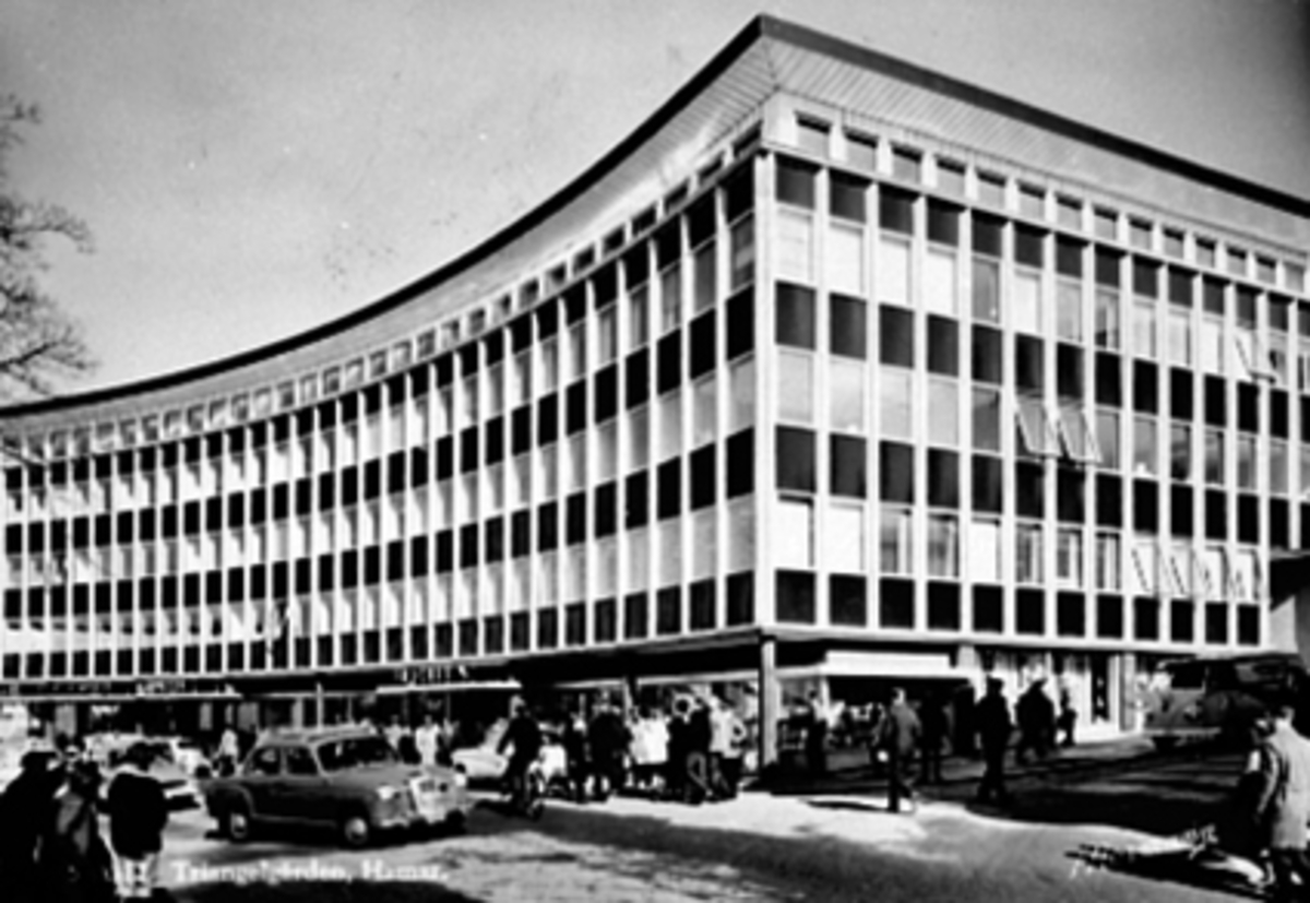 Anno Domkirkeodden, TRIANGELGÅRDEN, TORGGATA 63, TRAFIKK MED FOLK OG BILER, VAREHUS OG HOTELL