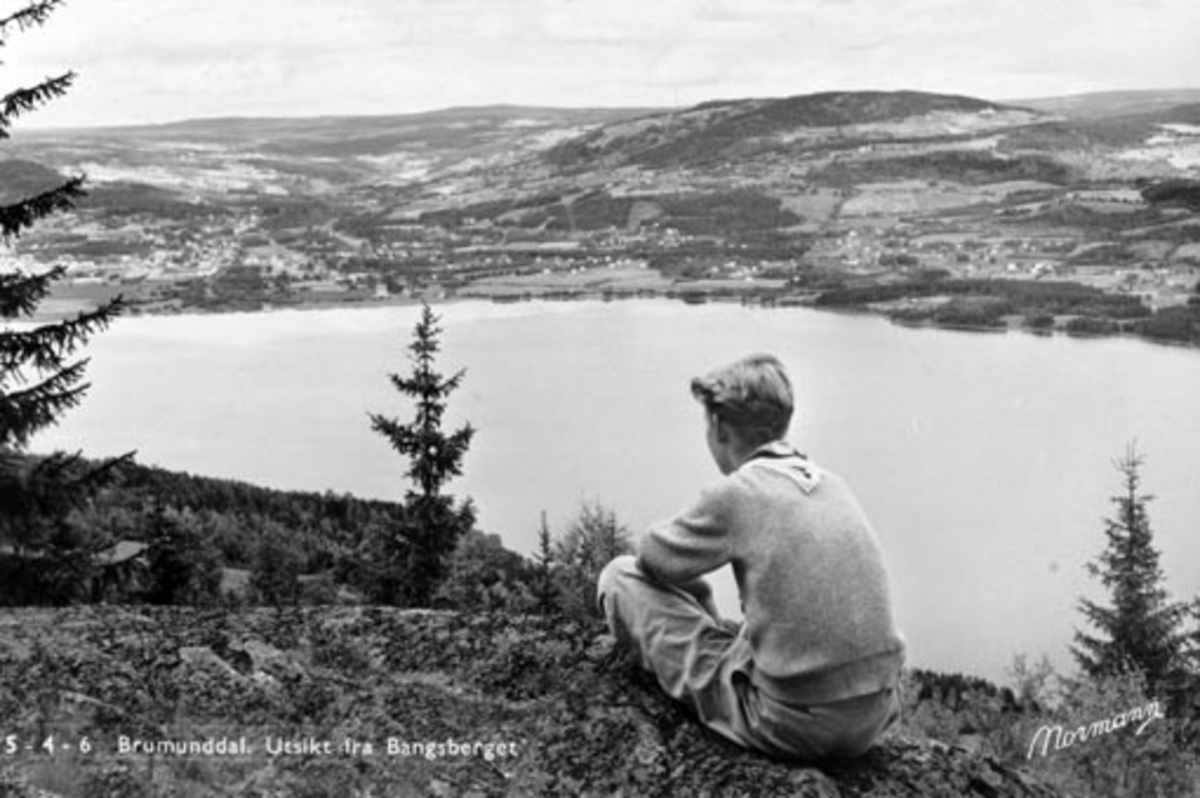 Anno Domkirkeodden, Bangsberget, utsikt mot Brumunddal, Mjøsa. Terje Fjellstad i forgrunnen. Postkort 5-4-6. " Brumunddal utsikt fra Bangsberget."