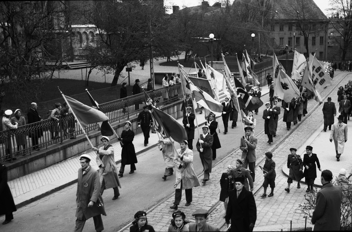 Paul Sandberg, V-dagen, den första egentliga fredsdagen. Studenttåget har just passerat Skytteanska valvet på väg mot Universitetshuset, Uppsala 8 maj 1945