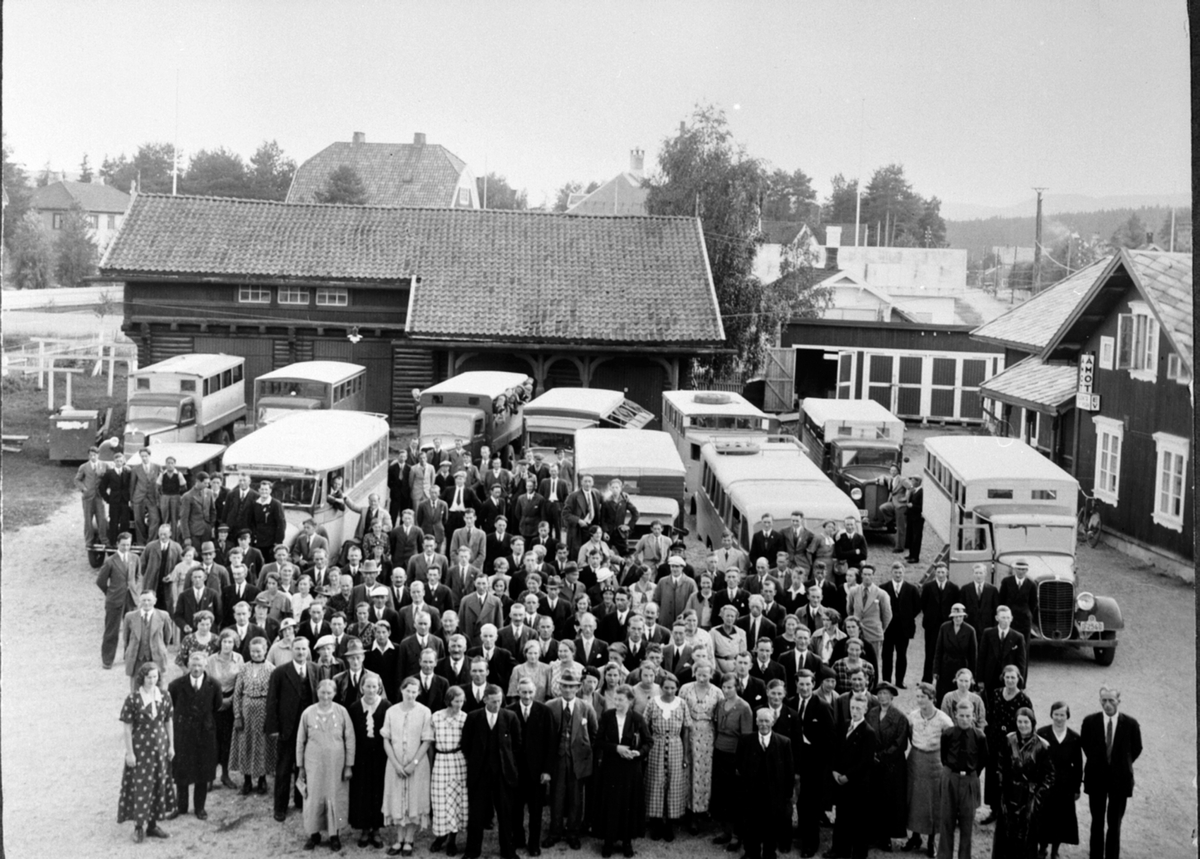Anno Domkirkeodden, Stor gruppe med busser, bedriftstur til Rena for ansatte ved Berger Langmoen A/S, Brumunddal.