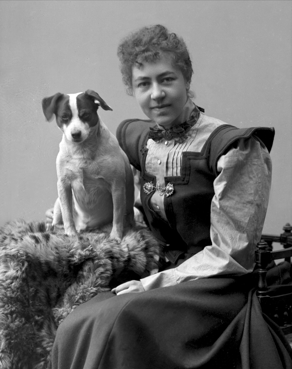 Gustav Borgen, Portrett, kvinne med hund.