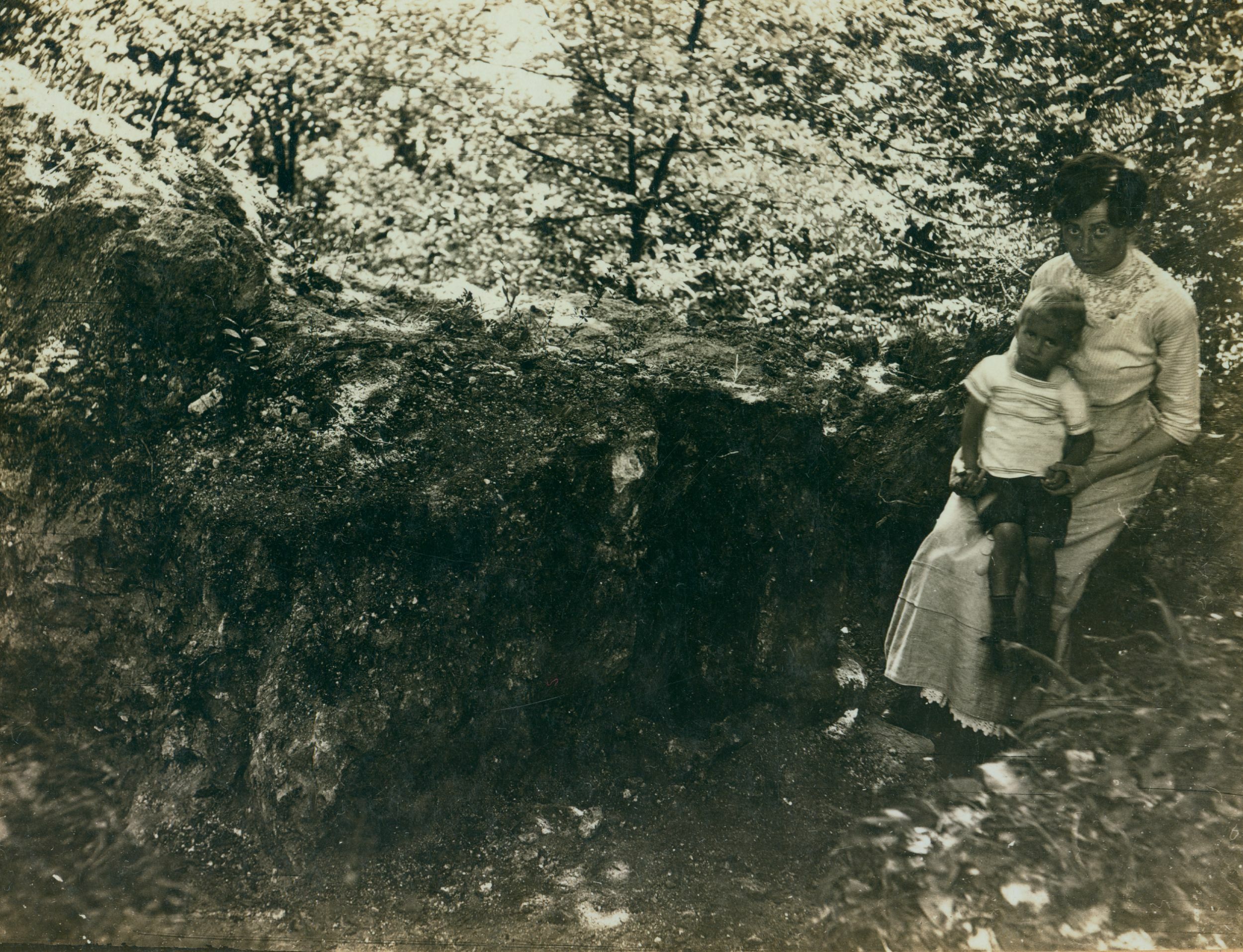 Emil Laszowski, Krčingrad - Gradina, detalj: vrata gdje se nalazi udubina za osovinu vrata (poziraju žena s djetetom)