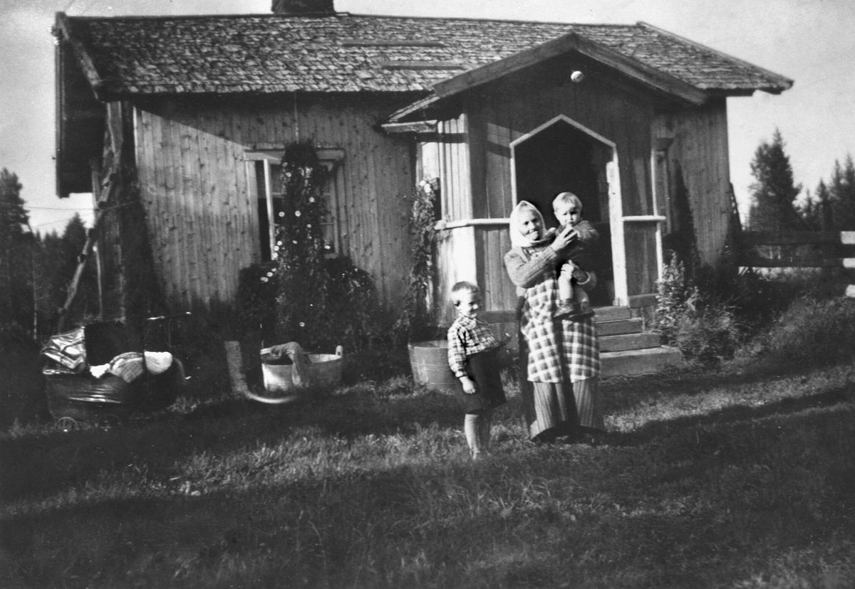 Anno Domkirkeodden, KORSBAKKEN, GRUPPE: 3 FORAN: JULIE NORDSVEEN MED HÅVARD NORDSVEEN PÅ ARMEN, HELGE LIDAL