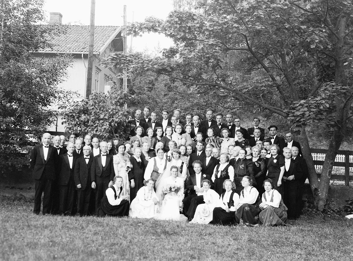 Håkon Prestkværn, BRUDEPAR, STOR GRUPPE FAMILIE, SORTUNGSTAD?, 1949.
