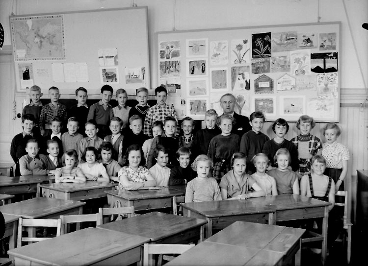 Sven Lindskog, Rynninge skolan, klassrumsinteriör, 33 skolbarn med lärare Walter Köhlmark. Klass 4Bb, sal 4.