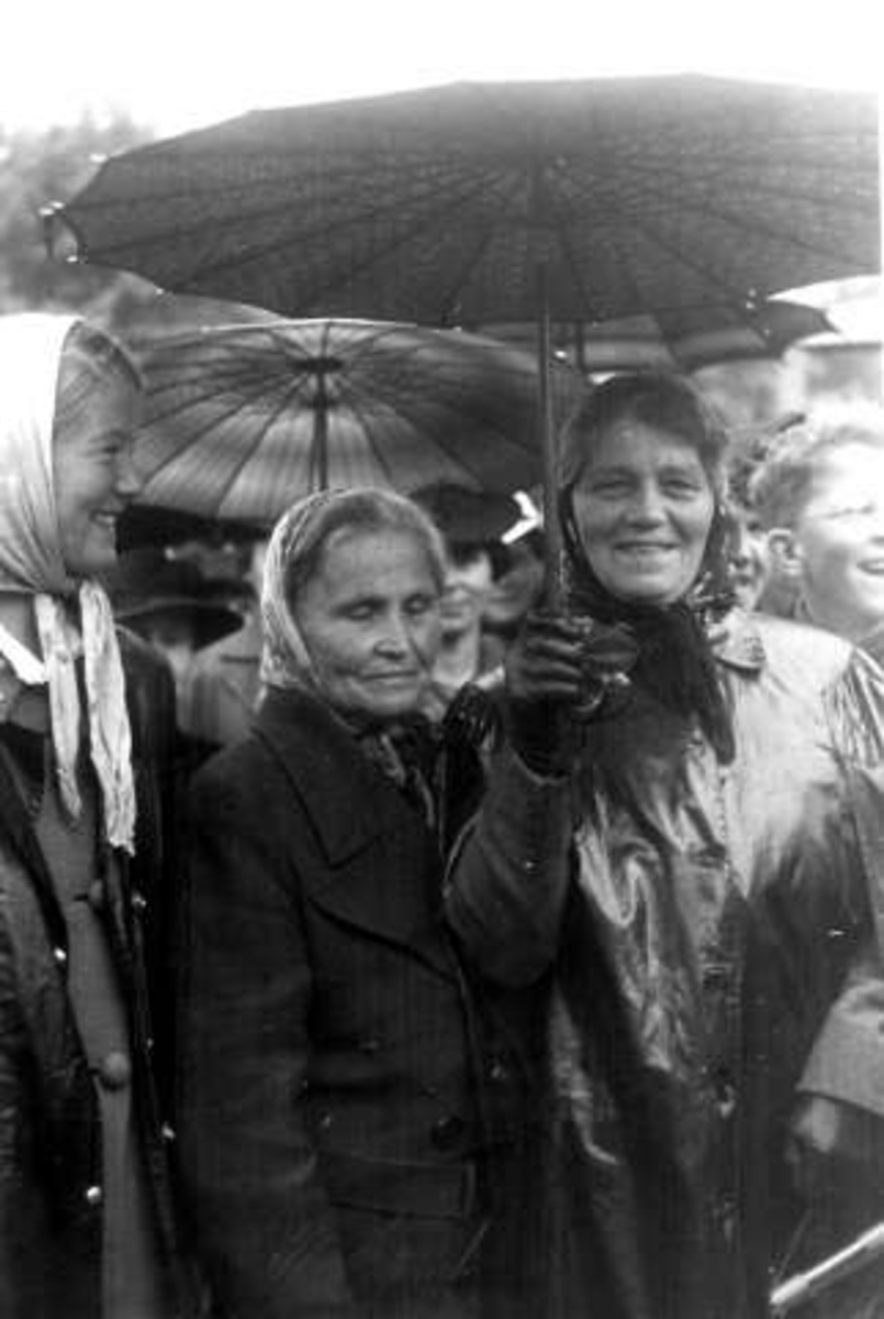 Anders Beer Wilse, Fra Oslo under fredsdagene i 1945.Tre kvinner under en paraply.