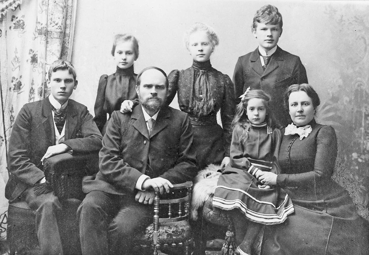 Rachel Haarseth, Gruppebilde av familien Bull, klær.
