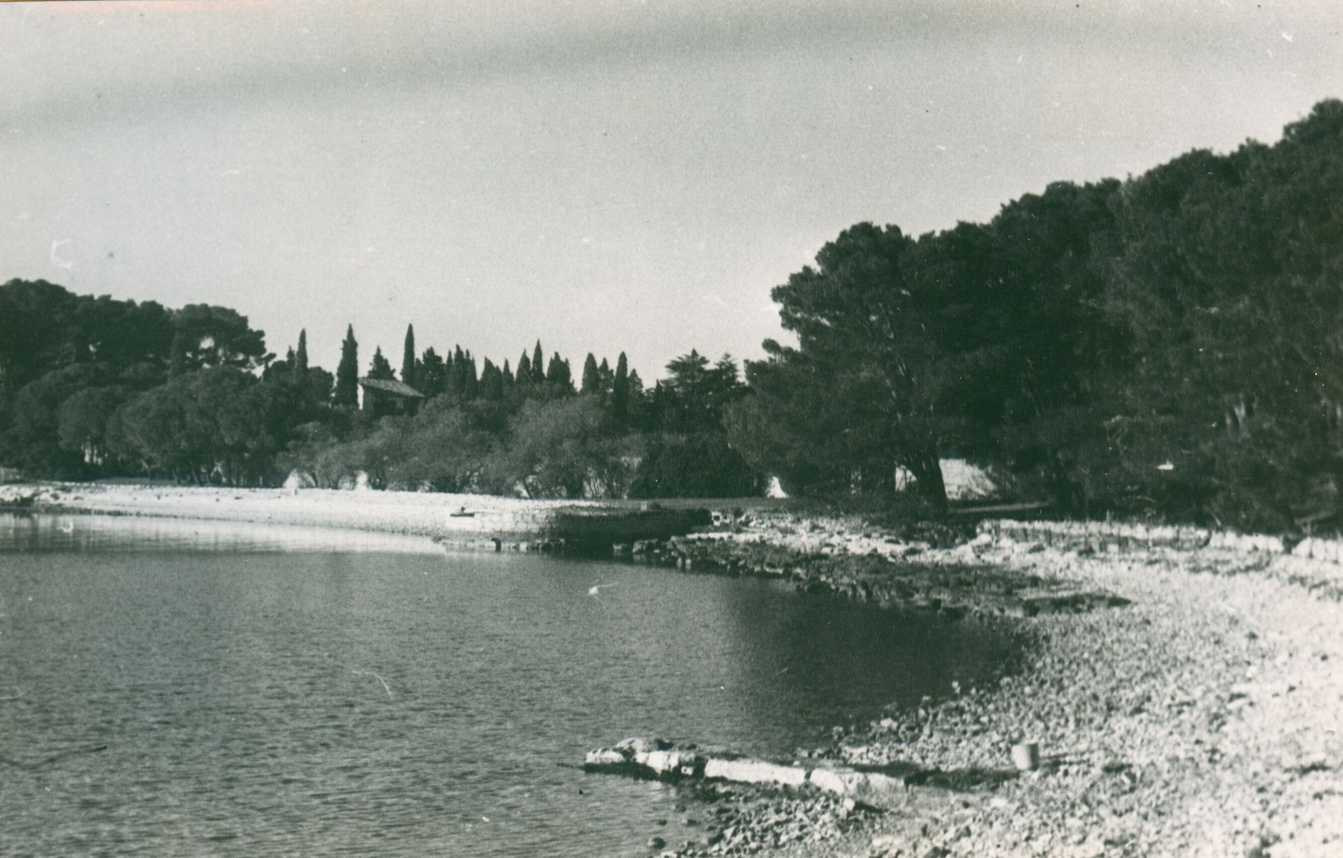 Branko Fučić, Sveti Andrija (Rovinj), preostaci ruševina rimske ili ranosrednjovjekovne zgrade u uvali Val Maschin; veći dio pod morskom razinom, situacija smještaja